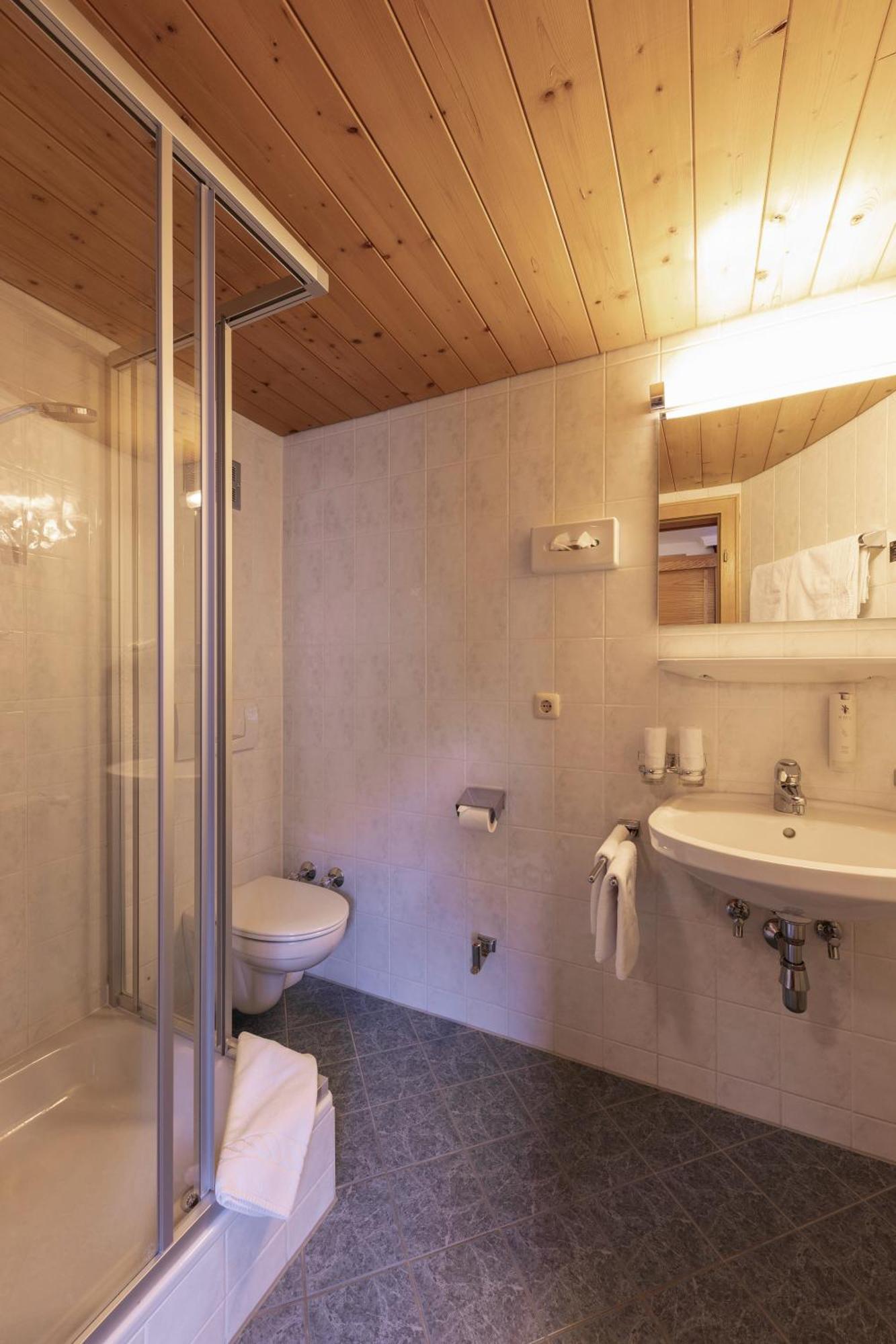 Quality Hosts Arlberg - Hotel Goldenes Kreuz B&B Sankt Anton am Arlberg Extérieur photo