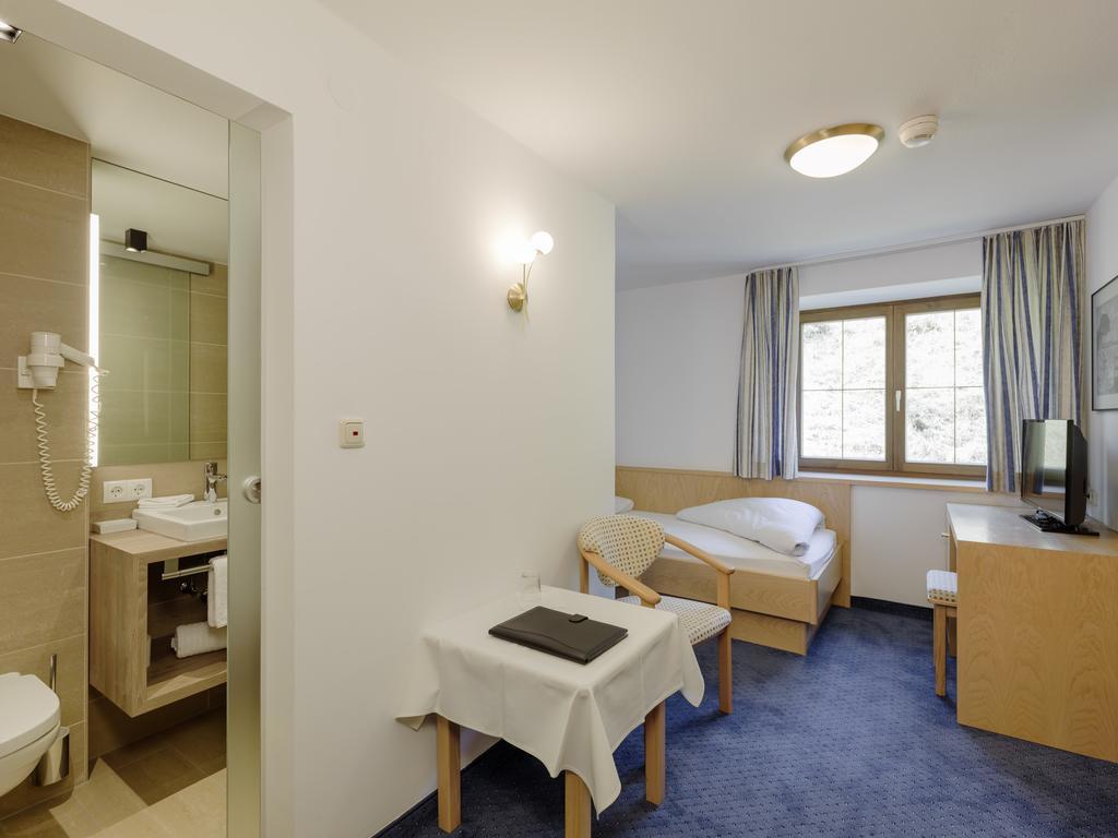 Quality Hosts Arlberg - Hotel Goldenes Kreuz B&B Sankt Anton am Arlberg Chambre photo